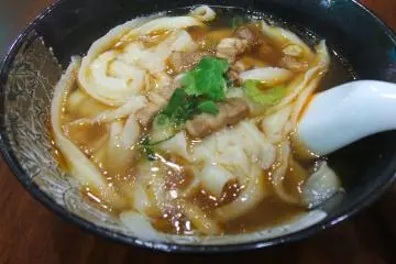 Mie yang dipotong dengan pisau di PecinanKobe