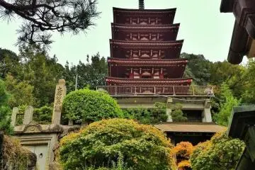 <p>The pagoda itself is modern and made of concrete</p>