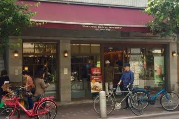 Ueshima Coffee is written only in kanji, so look out for the ''Precious coffee moments'' 