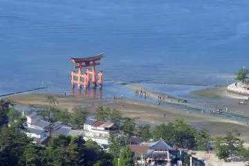 <p>Il y a de superbes vues sur le sanctuaire d'Itsukushima et sur son c&eacute;l&egrave;bre torii</p>
