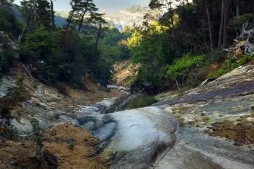<p>Le sentier suit un grand ravin avec un petit ruisseau</p>
