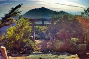 <p>Il y a de nombreux temples et sanctuaires pr&egrave;s du sommet</p>
