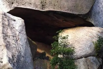 <p>Les rochers au sommet du Mont Misen font de Miyajima une &icirc;le sacr&eacute;e</p>
