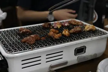 ไก่ย่างซอสมิโซะที่ร้านเมจิมะ โชกุโดะ