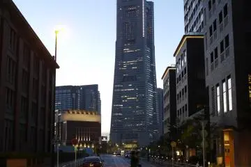 Memandang Landmark Tower dari kejauhan merupakan sebuah kejutan