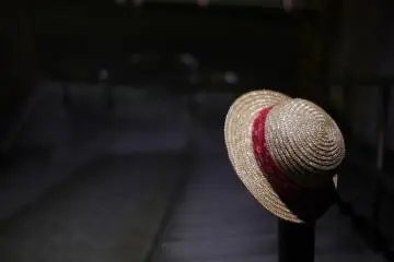 Topi ini milik seorang anak perempuan, saya yakin