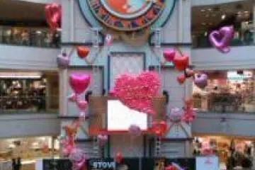 The central court area hosts festivities and balloon art throughout the seasons.