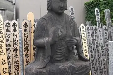 An older statue in the graveyard