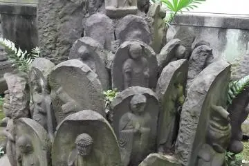 Buddhist Hachiko, everyone waiting for someone