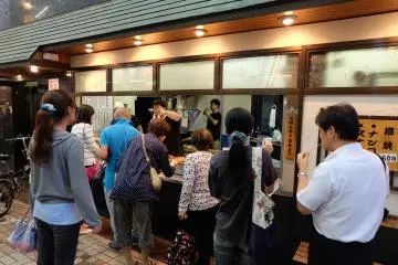 The line in front of the yakitori shop 'Toriyu'