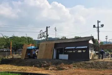 The heat was oppressive.  The "station" seemed to be half made of sun screens.
