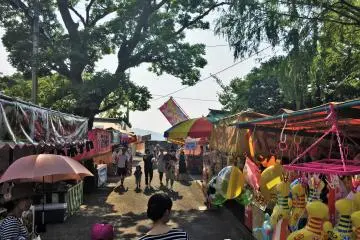 I'm sure the stalls would have longer lines in the evening, when things are cooler and especially before the fireworks show