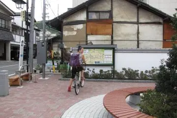 Guide boards are available in Asama to help you the hiking trails