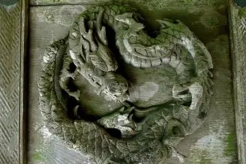 Ukiran naga dari pintu sebelah kiri