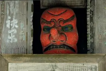 Tatapan wajah tengu dengan mata berwarna kuning