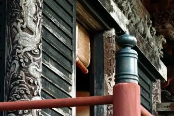 Naga-naga menghiasai pilar bangunan ini