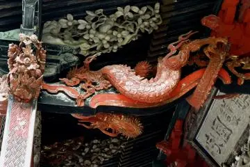 Naga lainnya berkeliaran dibawah atap