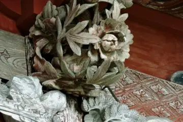 Ukiran bundar berbentuk bunga dan daun
