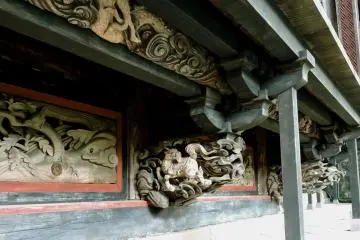 Banyak ukiran indah binatang lainnya menemani naga