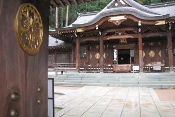 Visit the nearby Sakurayama Hachiman-gū Shrine after your coffee