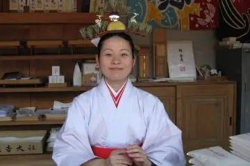 Very friendly maiko at Sumioshi Taisha of Osaka (Photo: Shiroi Tenshi)