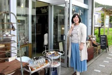 Nice owner of the anique shop in Nikko (Photo: Shiroi Tenshi)