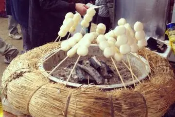 Mochi panggang dengan tongkat