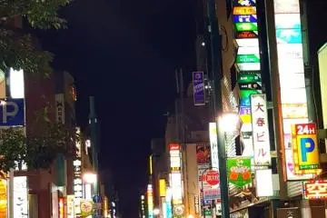 Lampu neon membawa warna ke jalanan
