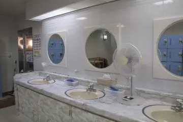 The spacious bathroom in the women's onsen