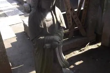 A prayer by the graveyard