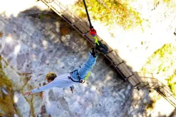 Bungee Jumping dan Daun Musim Gugur