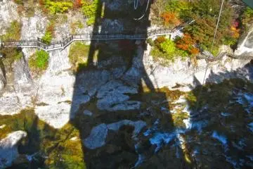Melihat ke sungai Tonegawa di bawah dari atas jembatan bungee