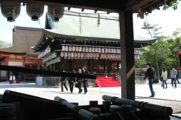 The citizens of Kyoto attend jinja on Sundays