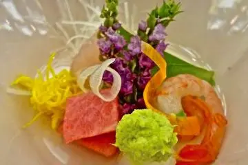 <p>ซาซิมิพร้อมด้วยวาซาบิก้อนใหญ่ เผ็ด!</p>