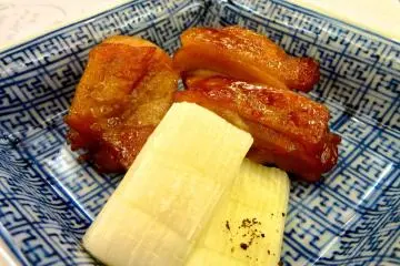 <p>ไก่และต้นหอม</p>