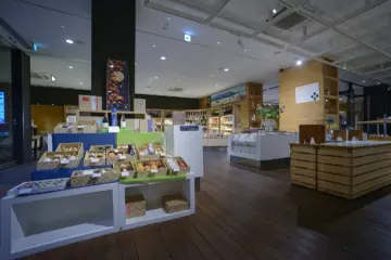La section dédiée aux souvenirs située au premier étage de Kurasuwa