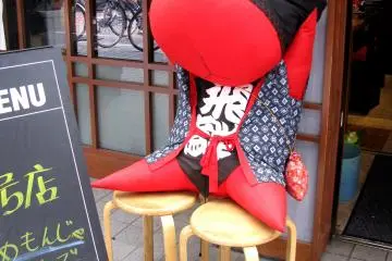 Sarubobo doll greets customers
