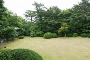 Le jardin avant de Nasu Kogen Sanraku, parfaitement entretenu.