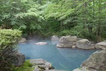 Le onsen extérieur principal, qui alterne chaque jour entre hommes et femmes.