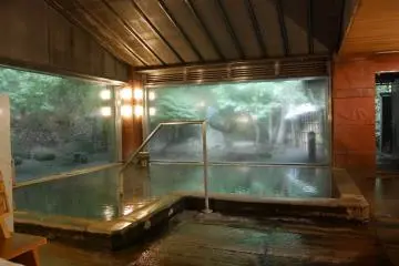 A l'intérieur de la principale zone de baignade onsen.
