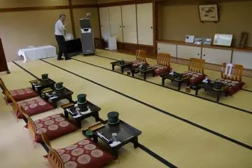 La salle de restauration de l'hôtel pour les groupes plus grands, comme lors des évènements d'entreprises ou lors de conférences.