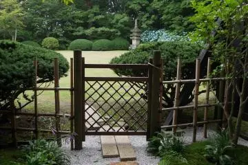 Chemin du premier étage pour aller de la chambre au jardin. Très intime et visuellement équilibré.