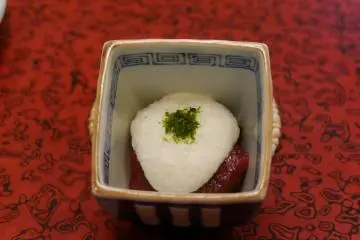 Thon toro et patate douce des montagnes "yamaimo" rapée. Mettez un peu de sauce soja dessus et savourez.