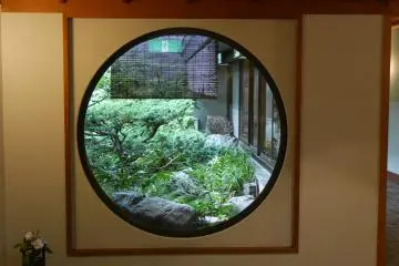 L'hôtel nous offre de nombreux plaisirs oculaires comme cette baie vitrée qui donne sur un jardin interne.