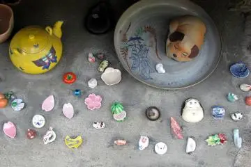 Berbagai dekorasi keramik kecil