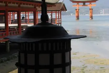 Lentera dan lorong Torii di Miyajima