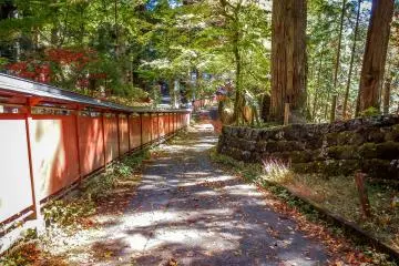 Just before reaching the courtyard for Taiyuin Temple take a right turn up this path with a distinctive red wall on the left whilst on the right is a stone wall