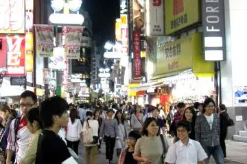 Les gens heureux dans les rues de Shibuya en font un lieu très animés