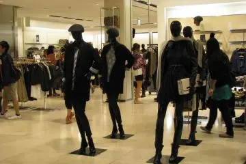 Il y a également de nombreux magasins de mode