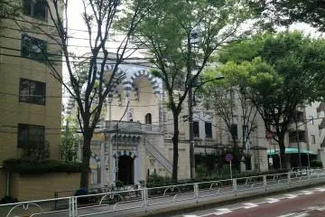 Pemandangan eksterior dari Masjid Jami' Tokyo